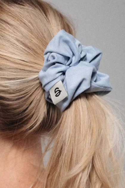 Miękka gumka do włosów w kolorze Blue Hush z bawełny z elastanem. Nie ciągnie, nie odgniata — pasuje do całej kolekcji. Certyfikat OEKO-TEX® Standard 100. Made in Poland.
