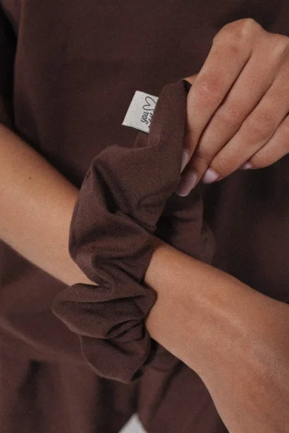 Miękka gumka do włosów w kolorze Plum Espresso z bawełny z elastanem. Nie ciągnie, nie odgniata — pasuje do całej kolekcji. Certyfikat OEKO-TEX® Standard 100. Made in Poland.