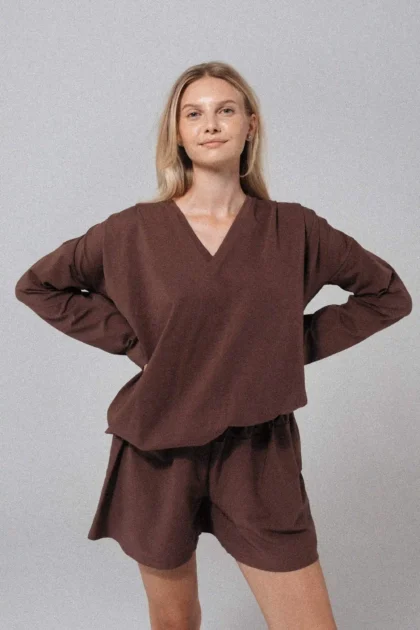 Oversize'owy longsleeve Plum Espresso z miękkiej bawełny z elastanem. Luźny krój, obniżone ramiona — idealny na ciążę, połóg i każdy dzień. Certyfikat OEKO-TEX® Standard 100. Made in Poland.