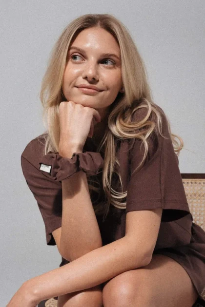 T-shirt Plum Espresso z miękkiej bawełny z elastanem. Luźny krój i wydłużone rękawy — komfort na co dzień, w ciąży i po porodzie. Certyfikat OEKO-TEX® Standard 100. Made in Poland.